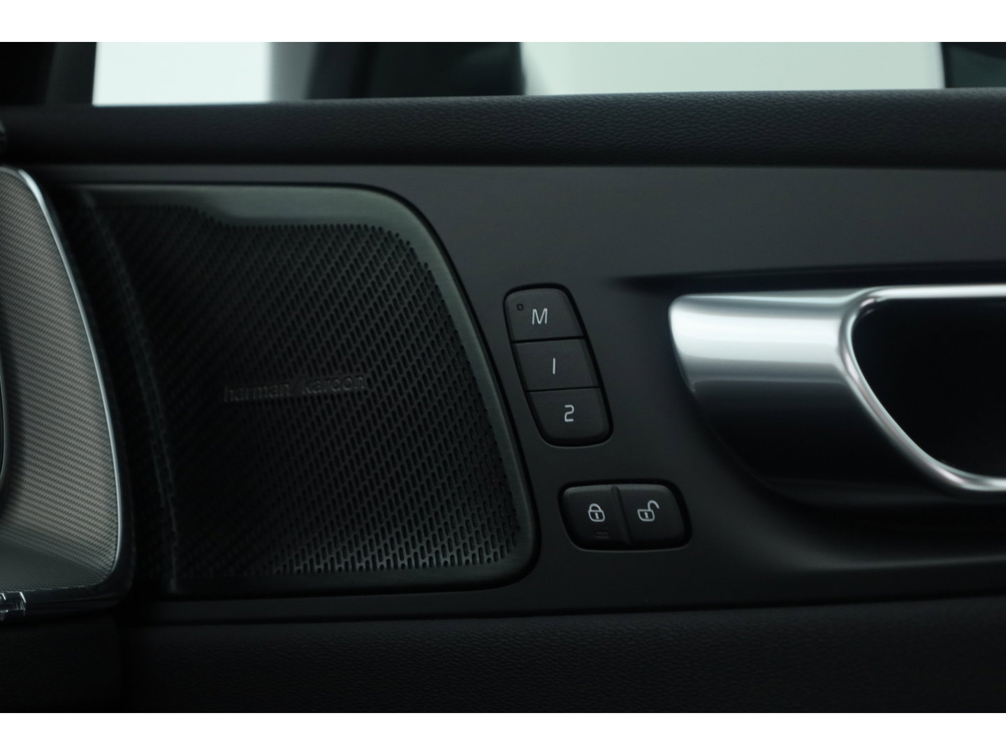 Volvo XC60 2.0 T8 Plug-in hybrid AWD Ultimate Dark | Trekhaak | 360 camera | Head-up | Harman / Kardon 4x Stoel + stuurverwarming |