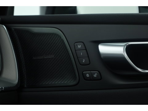 Volvo XC60 2.0 T8 Plug-in hybrid AWD Ultimate Dark | Trekhaak | 360 camera | Head-up | Harman / Kardon 4x Stoel + stuurverwarming |