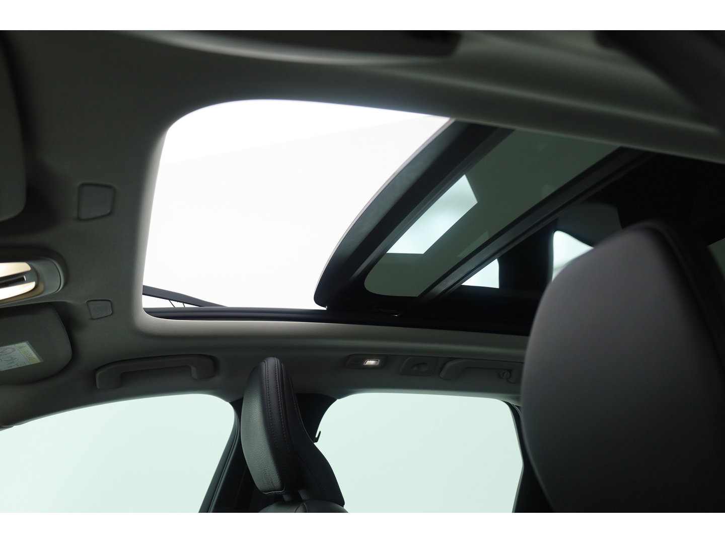Volvo XC60 2.0 T8 Plug-in hybrid AWD Ultimate Dark | Trekhaak | 360 camera | Head-up | Harman / Kardon 4x Stoel + stuurverwarming |