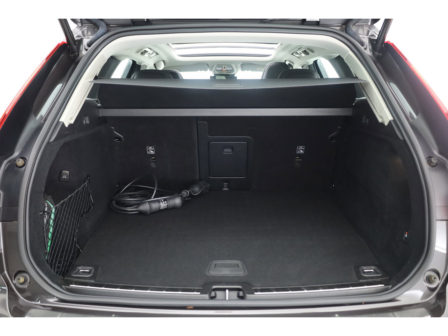 Volvo XC60 2.0 T8 Plug-in hybrid AWD Ultimate Dark | Trekhaak | 360 camera | Head-up | Harman / Kardon 4x Stoel + stuurverwarming |