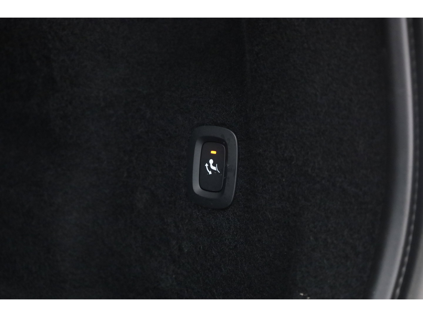 Volvo XC60 2.0 T8 Plug-in hybrid AWD Ultimate Dark | Trekhaak | 360 camera | Head-up | Harman / Kardon 4x Stoel + stuurverwarming |