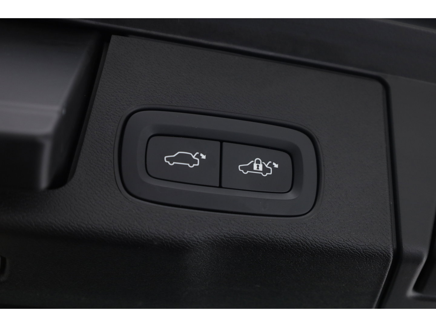 Volvo XC60 2.0 T8 Plug-in hybrid AWD Ultimate Dark | Trekhaak | 360 camera | Head-up | Harman / Kardon 4x Stoel + stuurverwarming |
