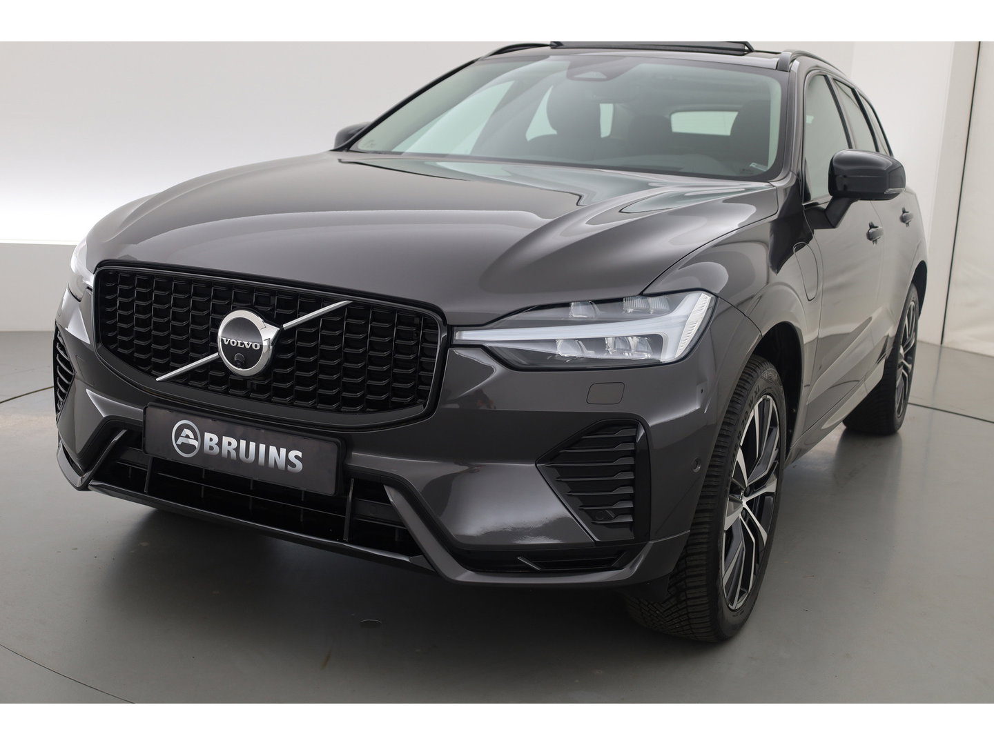 Volvo XC60 2.0 T8 Plug-in hybrid AWD Ultimate Dark | Trekhaak | 360 camera | Head-up | Harman / Kardon 4x Stoel + stuurverwarming |