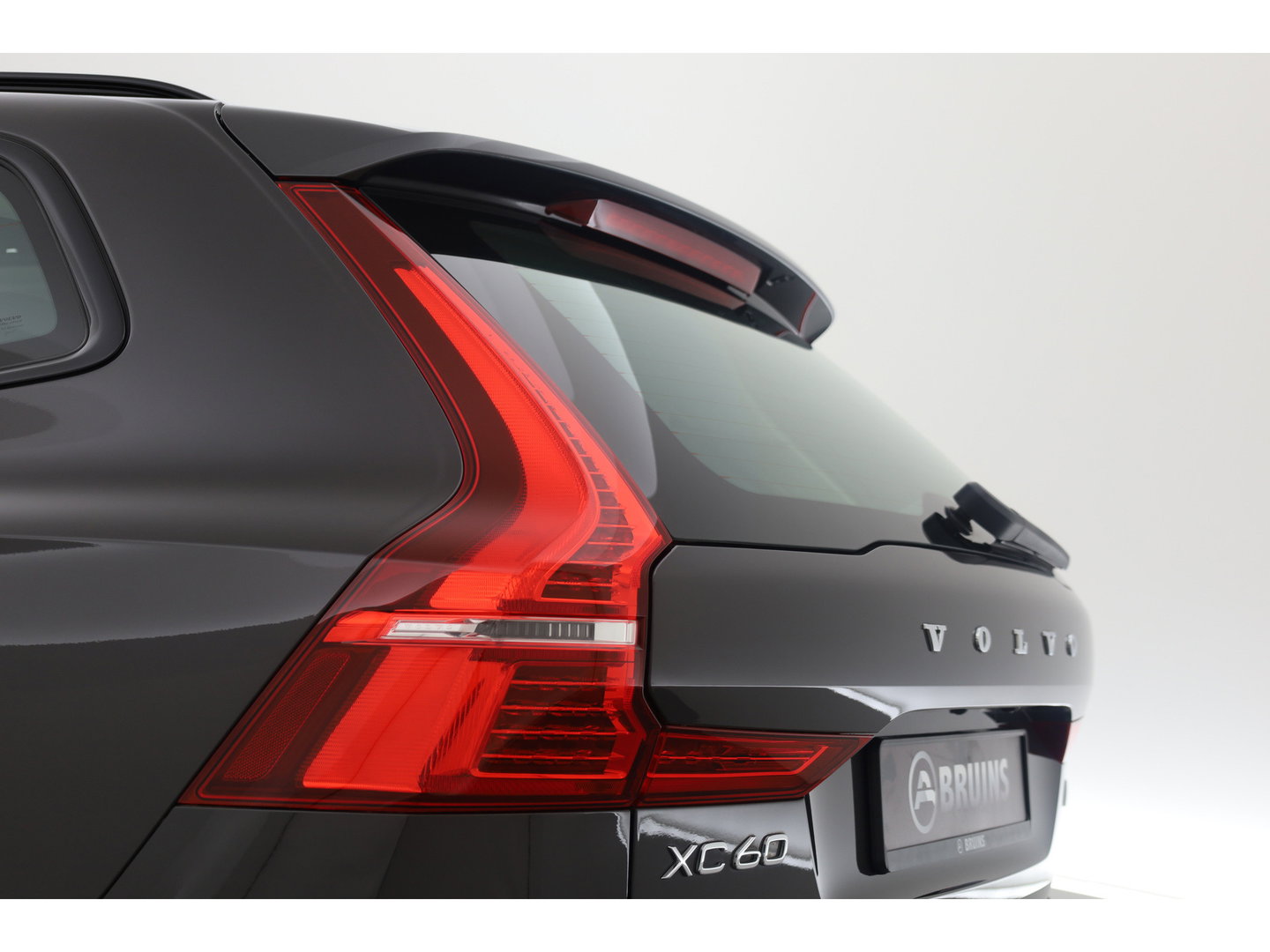 Volvo XC60 2.0 T8 Plug-in hybrid AWD Ultimate Dark | Trekhaak | 360 camera | Head-up | Harman / Kardon 4x Stoel + stuurverwarming |
