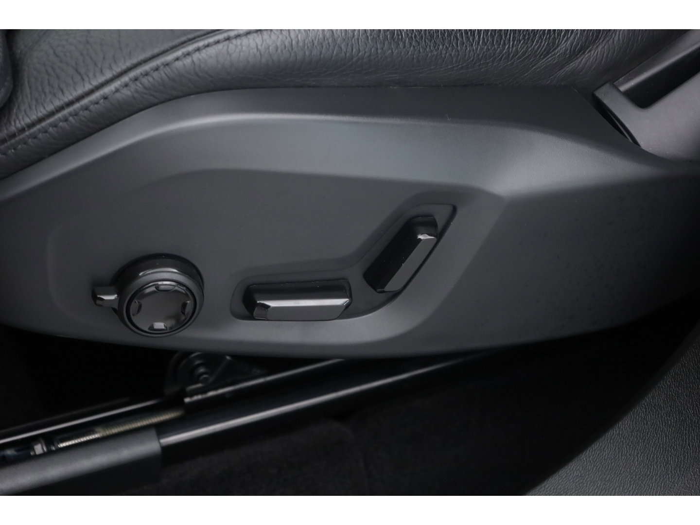 Volvo XC60 2.0 T8 Plug-in hybrid AWD Ultimate Dark | Trekhaak | 360 camera | Head-up | Harman / Kardon 4x Stoel + stuurverwarming |