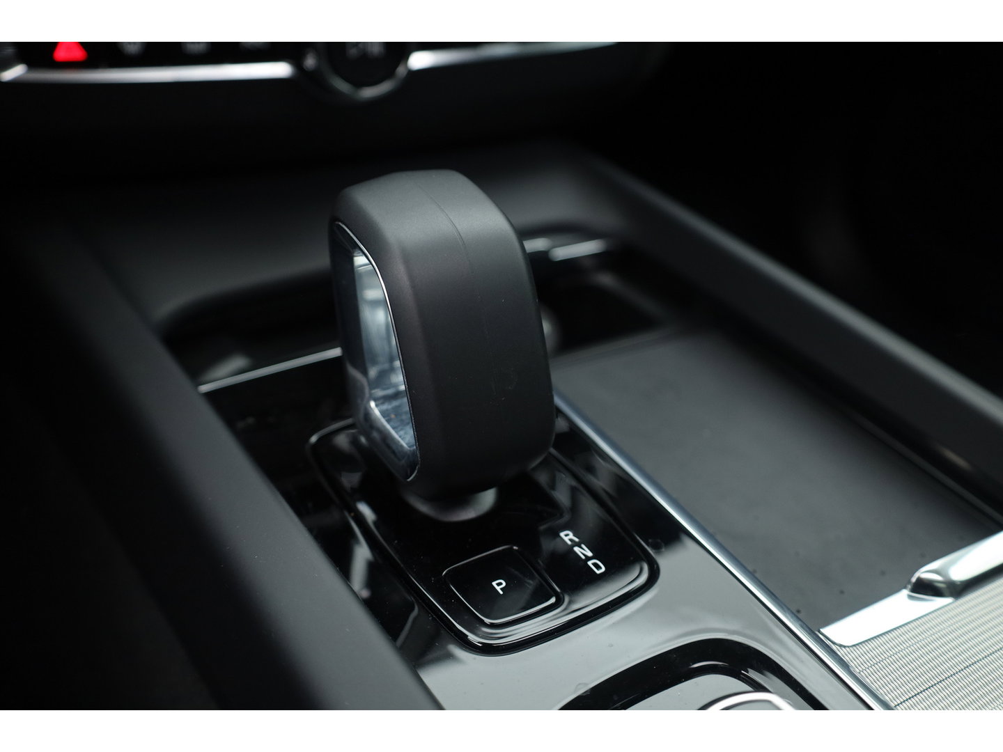 Volvo XC60 2.0 T8 Plug-in hybrid AWD Ultimate Dark | Trekhaak | 360 camera | Head-up | Harman / Kardon 4x Stoel + stuurverwarming |