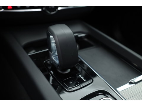 Volvo XC60 2.0 T8 Plug-in hybrid AWD Ultimate Dark | Trekhaak | 360 camera | Head-up | Harman / Kardon 4x Stoel + stuurverwarming |