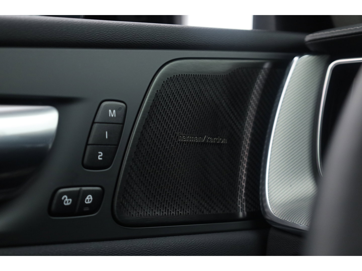 Volvo XC60 2.0 T8 Plug-in hybrid AWD Ultimate Dark | Trekhaak | 360 camera | Head-up | Harman / Kardon 4x Stoel + stuurverwarming |
