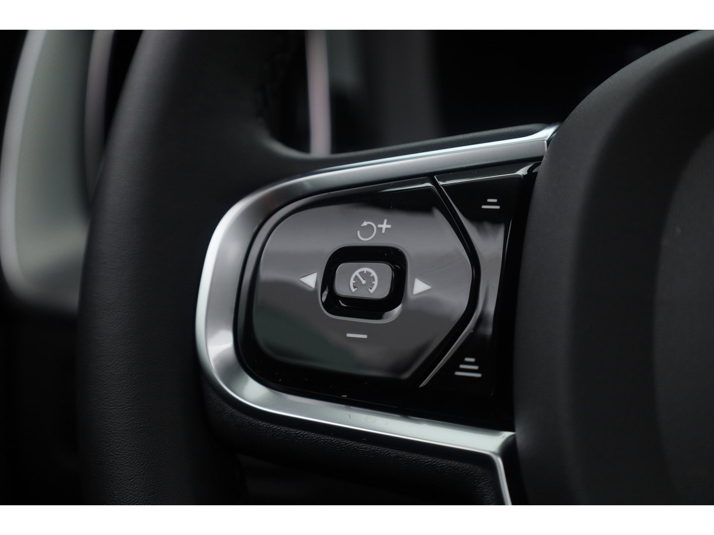 Volvo XC60 2.0 T8 Plug-in hybrid AWD Ultimate Dark | Trekhaak | 360 camera | Head-up | Harman / Kardon 4x Stoel + stuurverwarming |