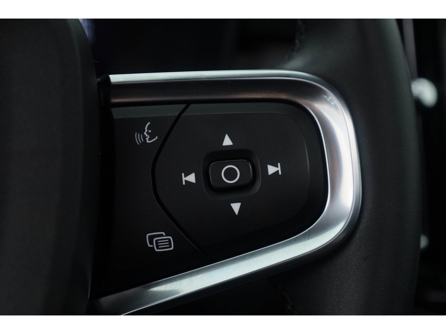 Volvo XC40 Recharge Ultimate 70 kWh | Prijs Rijklaar | Pano-dak | 360 camera | Sport stoelen |