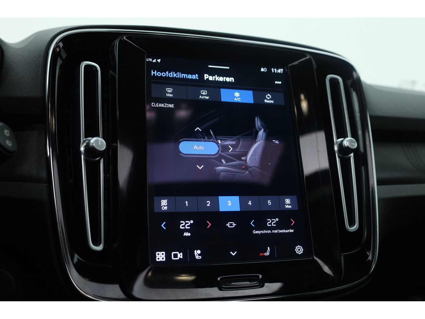Volvo XC40 Recharge Ultimate 70 kWh | Prijs Rijklaar | Pano-dak | 360 camera | Sport stoelen |