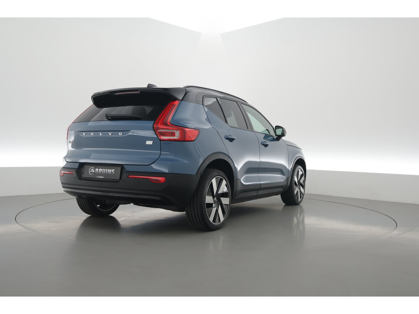 Volvo XC40 Recharge Ultimate 70 kWh | Prijs Rijklaar | Pano-dak | 360 camera | Sport stoelen |