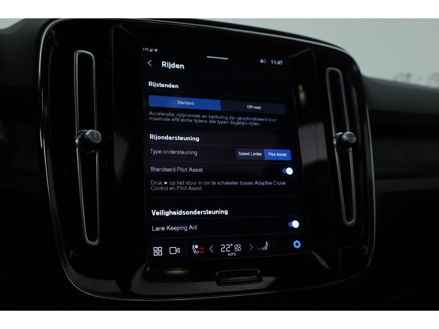 Volvo XC40 Recharge Ultimate 70 kWh | Prijs Rijklaar | Pano-dak | 360 camera | Sport stoelen |