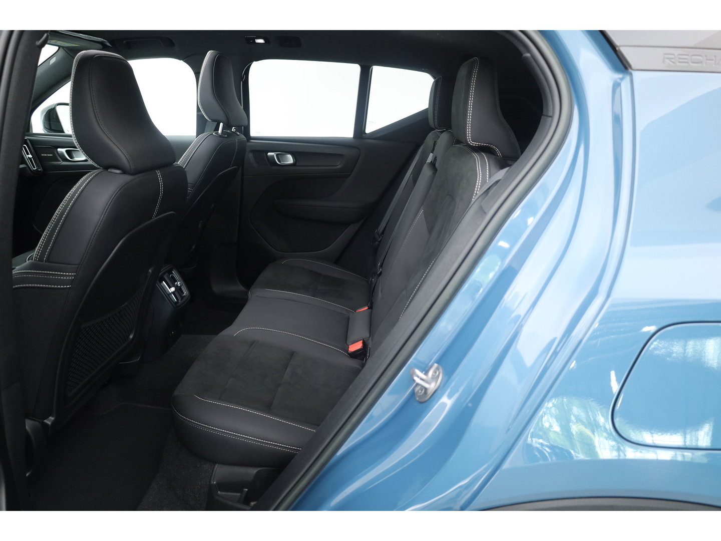Volvo XC40 Recharge Ultimate 70 kWh | Prijs Rijklaar | Pano-dak | 360 camera | Sport stoelen |