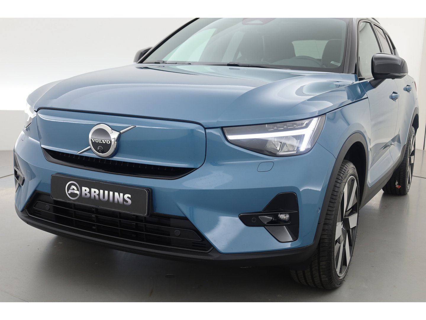 Volvo XC40 Recharge Ultimate 70 kWh | Prijs Rijklaar | Pano-dak | 360 camera | Sport stoelen |