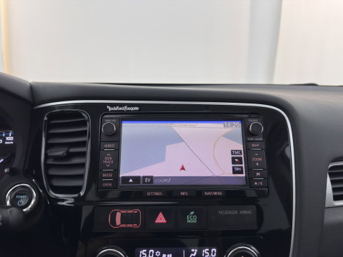 Mitsubishi Outlander 2.0 PHEV Instyle AWD (Plug-In) Aut.* PANO | LEATHER | XENON | NAVI-FULLMAP | KEYLESS | CAMERA | HEATED-CONTOURSEATS | ECC | SHIFTPADDELS | PDC | CRUISE | DAB | PRIVACY-GLASS | ROCKFORD-AUDIO | LANE-ASSIST | TOWBAR | 18"ALU