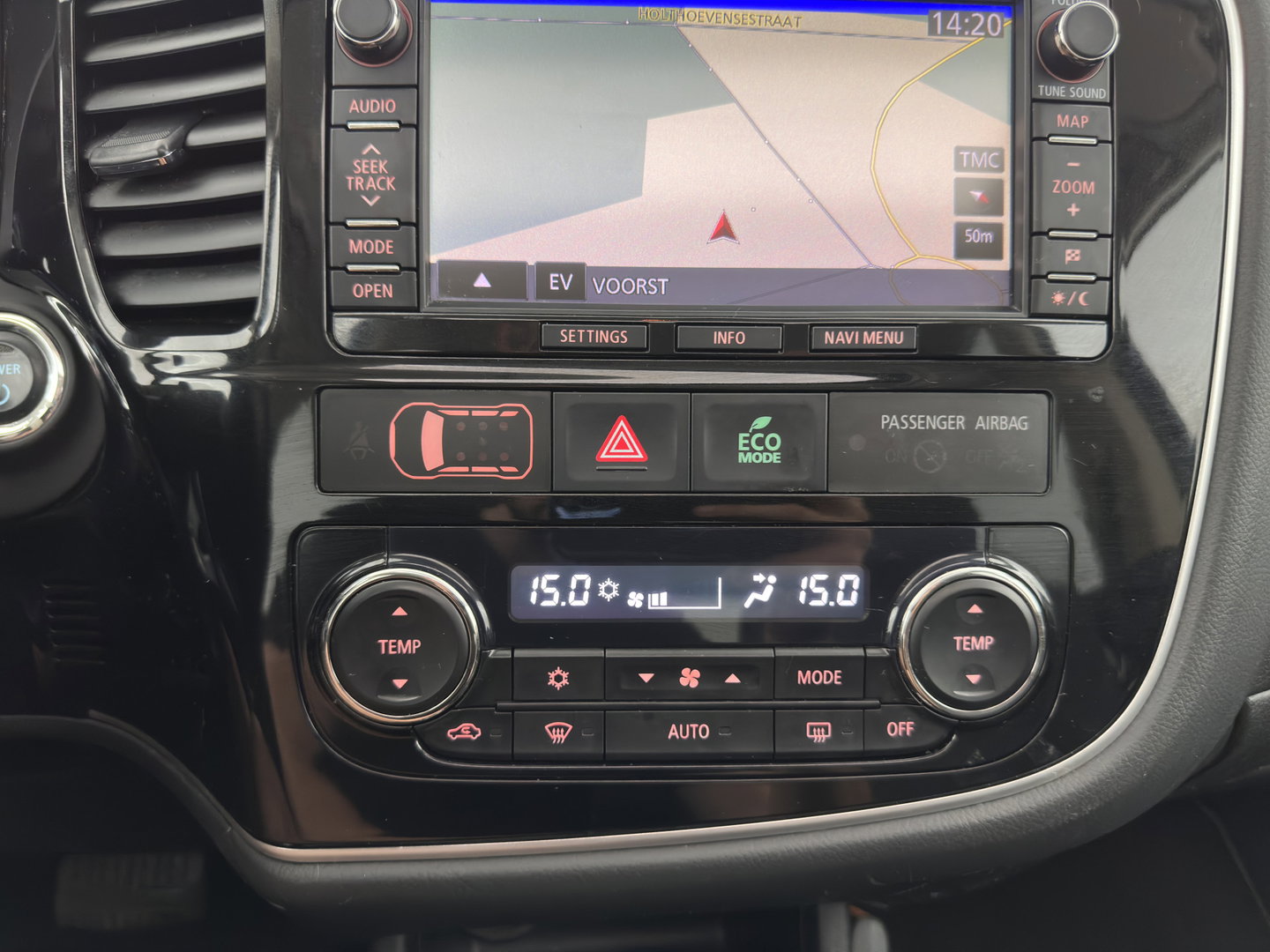 Mitsubishi Outlander 2.0 PHEV Instyle AWD (Plug-In) Aut.* PANO | LEATHER | XENON | NAVI-FULLMAP | KEYLESS | CAMERA | HEATED-CONTOURSEATS | ECC | SHIFTPADDELS | PDC | CRUISE | DAB | PRIVACY-GLASS | ROCKFORD-AUDIO | LANE-ASSIST | TOWBAR | 18"ALU