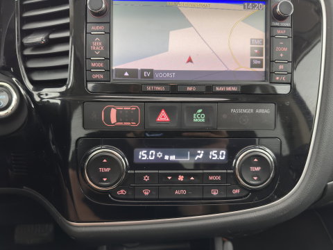 Mitsubishi Outlander 2.0 PHEV Instyle AWD (Plug-In) Aut.* PANO | LEATHER | XENON | NAVI-FULLMAP | KEYLESS | CAMERA | HEATED-CONTOURSEATS | ECC | SHIFTPADDELS | PDC | CRUISE | DAB | PRIVACY-GLASS | ROCKFORD-AUDIO | LANE-ASSIST | TOWBAR | 18"ALU