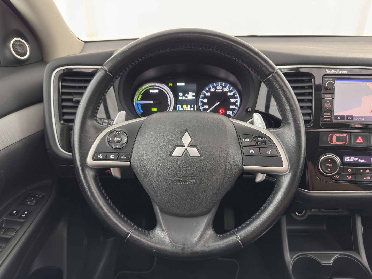 Mitsubishi Outlander 2.0 PHEV Instyle AWD (Plug-In) Aut.* PANO | LEATHER | XENON | NAVI-FULLMAP | KEYLESS | CAMERA | HEATED-CONTOURSEATS | ECC | SHIFTPADDELS | PDC | CRUISE | DAB | PRIVACY-GLASS | ROCKFORD-AUDIO | LANE-ASSIST | TOWBAR | 18"ALU