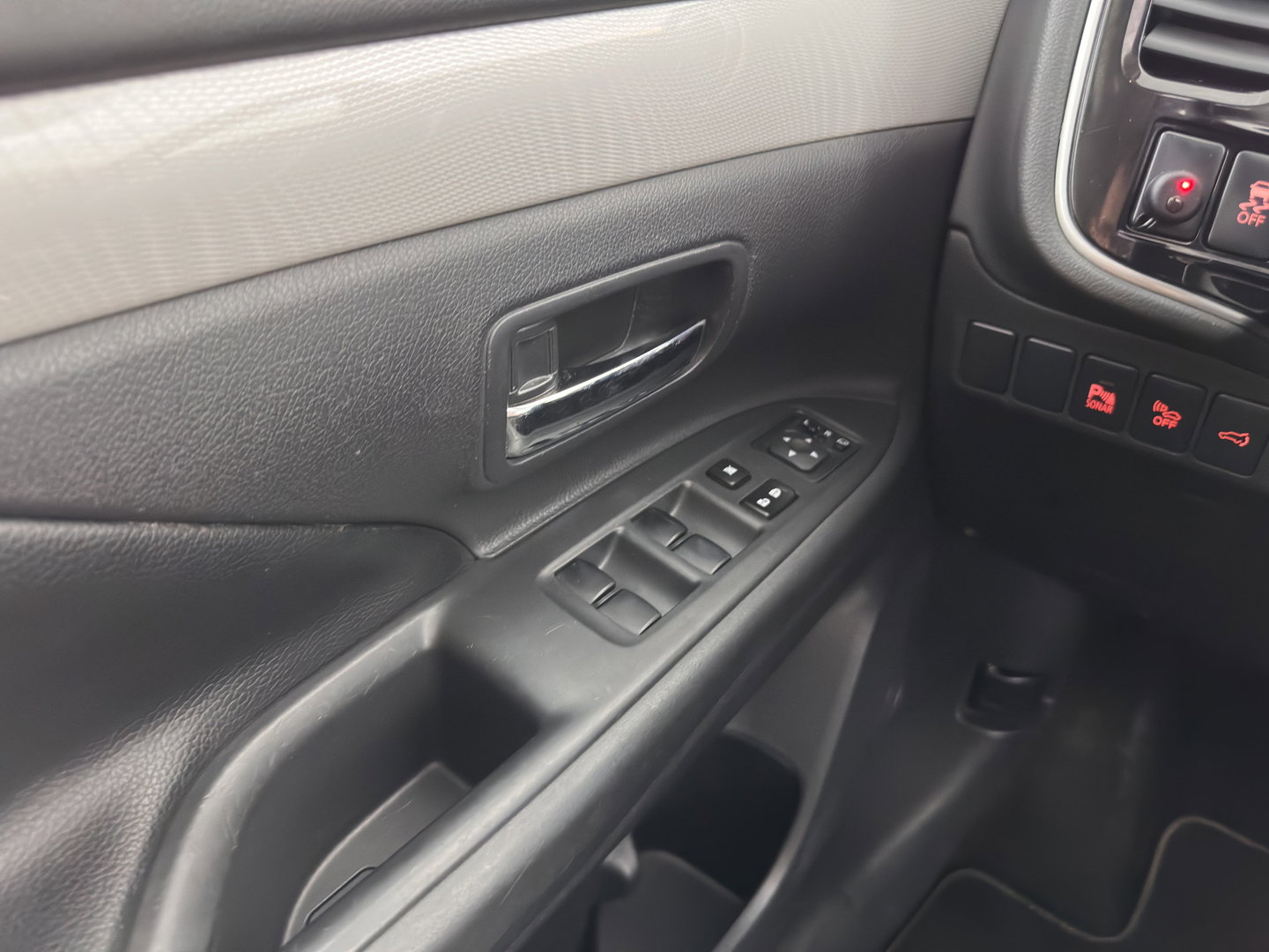 Mitsubishi Outlander 2.0 PHEV Instyle AWD (Plug-In) Aut.* PANO | LEATHER | XENON | NAVI-FULLMAP | KEYLESS | CAMERA | HEATED-CONTOURSEATS | ECC | SHIFTPADDELS | PDC | CRUISE | DAB | PRIVACY-GLASS | ROCKFORD-AUDIO | LANE-ASSIST | TOWBAR | 18"ALU