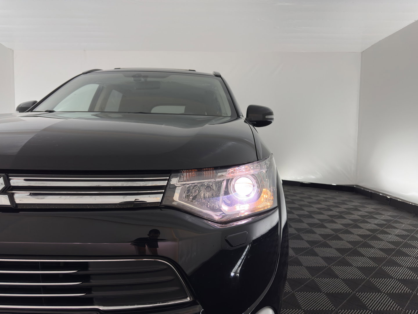 Mitsubishi Outlander 2.0 PHEV Instyle AWD (Plug-In) Aut.* PANO | LEATHER | XENON | NAVI-FULLMAP | KEYLESS | CAMERA | HEATED-CONTOURSEATS | ECC | SHIFTPADDELS | PDC | CRUISE | DAB | PRIVACY-GLASS | ROCKFORD-AUDIO | LANE-ASSIST | TOWBAR | 18"ALU