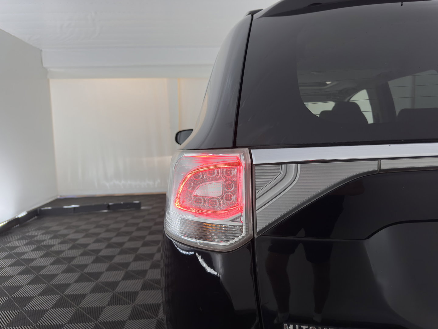 Mitsubishi Outlander 2.0 PHEV Instyle AWD (Plug-In) Aut.* PANO | LEATHER | XENON | NAVI-FULLMAP | KEYLESS | CAMERA | HEATED-CONTOURSEATS | ECC | SHIFTPADDELS | PDC | CRUISE | DAB | PRIVACY-GLASS | ROCKFORD-AUDIO | LANE-ASSIST | TOWBAR | 18"ALU