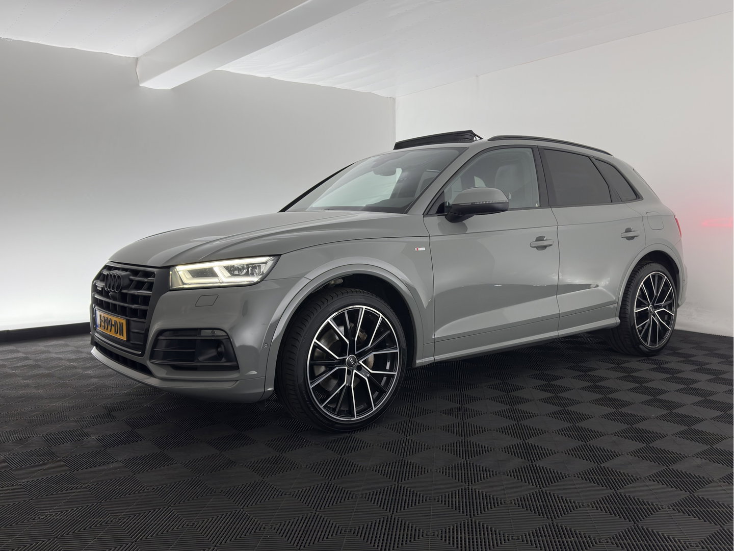 Audi Q5 55 TFSI S-Line Competition Quattro (Plug-In) Aut. *PANO | LEATHER | FULL-LED | HEATED-SPORTSEATS | KEYLESS | CAMERA | NAVI-FULLMAP | PRIVACY-GLASS | DIGI-COCKPIT | CRUISE-ADPAPTIVE | DAB | 21"ALU*