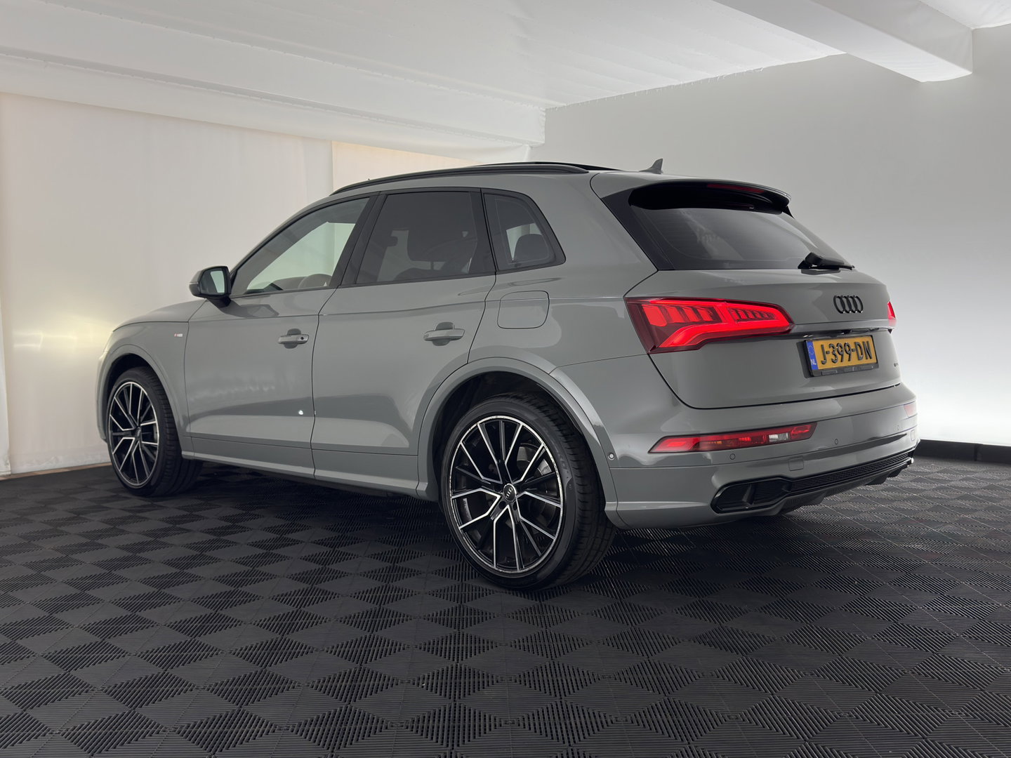 Audi Q5 55 TFSI S-Line Competition Quattro (Plug-In) Aut. *PANO | LEATHER | FULL-LED | HEATED-SPORTSEATS | KEYLESS | CAMERA | NAVI-FULLMAP | PRIVACY-GLASS | DIGI-COCKPIT | CRUISE-ADPAPTIVE | DAB | 21"ALU*