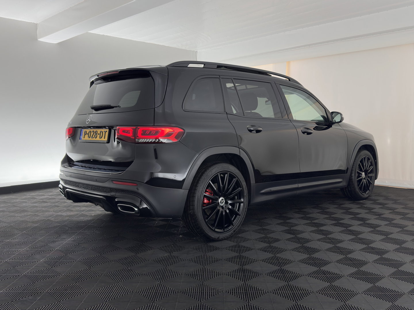 Mercedes-Benz GLB 250 4MATIC AMG-Sportpack Premium Plus Aut. *LEATHER-MICROFIBRE | FULL-LED | AMBIENTLIGHT | WIDE-COCKPIT | HEATED-SPORTSEATS | KEYLESS | NAVI-FULLMAP | ECC | SHIFTPADDLES | MEMORY-PACK | PDC | CRUISE | 21''ALU*