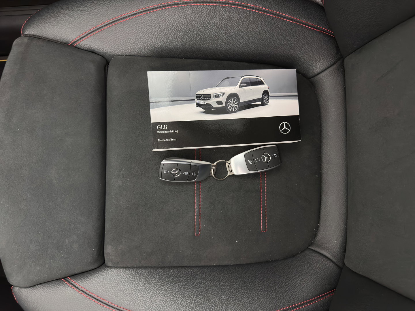 Mercedes-Benz GLB 250 4MATIC Premium Plus *AUT | LEATHER-MICROFIBRE | FULL-LED | AMBIENT-LIGHT | WIDE-SCREEN-DIGICOCKPIT | HEATED-SPORTSEATS | KEYLESS | NAVI-FULLMAP | ECC | PDC | CRUISE | 21''ALU*