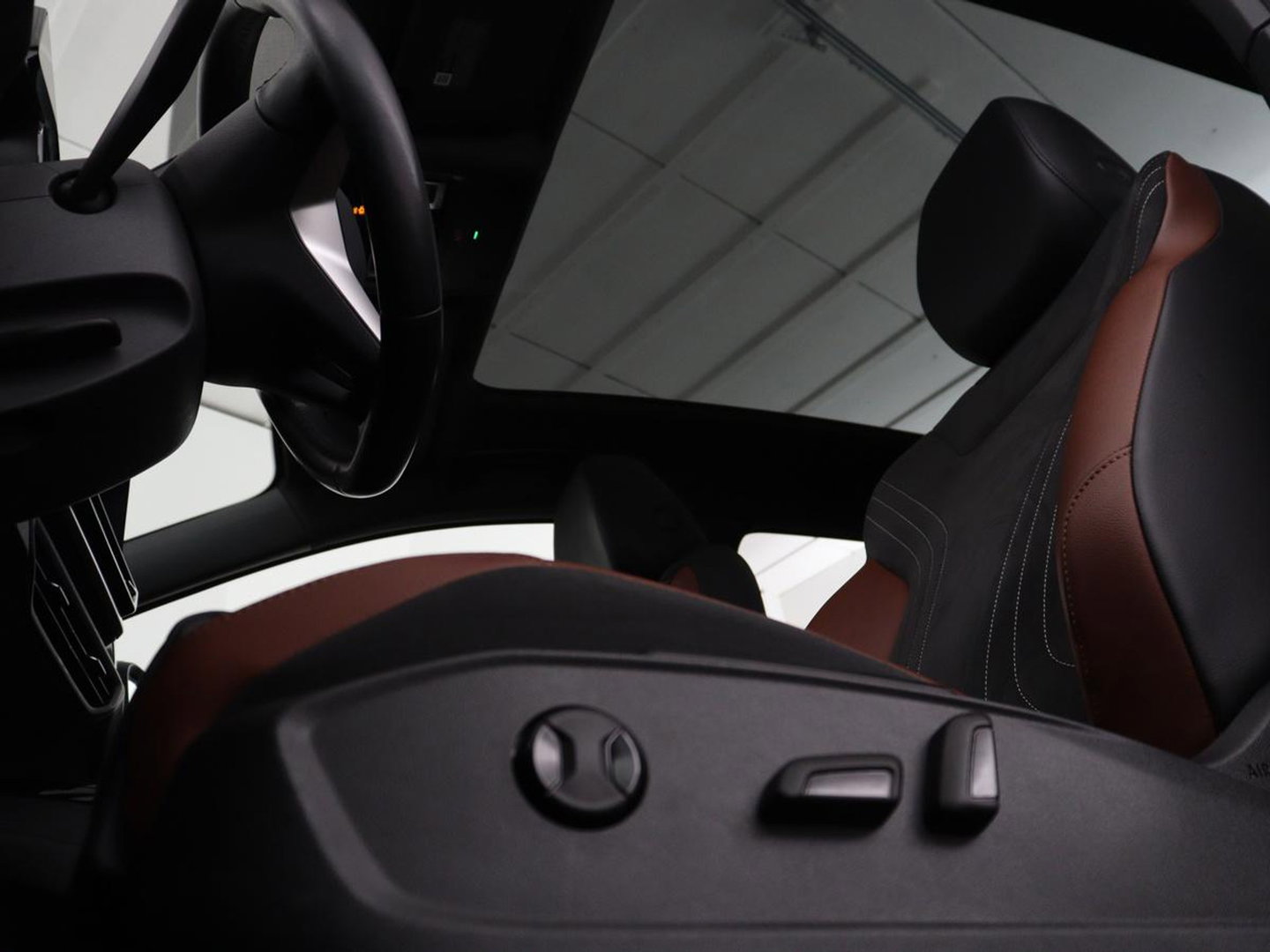 Volkswagen ID.4 Tech 77 kWh | SOH 92,2% | Panorama | 360 Camera | Head up | Virtual cockpit | Sfeerverlichting | Stoel/Stuurverwarming | Adaptive cruise | Carplay | Traffic assist | Climate control | Half leder/velours