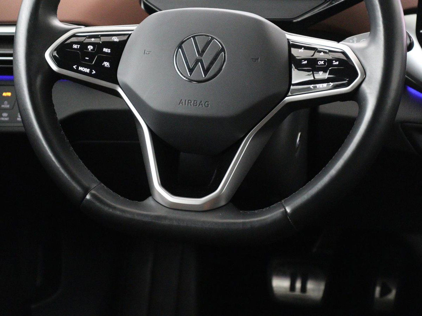 Volkswagen ID.4 Tech 77 kWh | SOH 92,2% | Panorama | 360 Camera | Head up | Virtual cockpit | Sfeerverlichting | Stoel/Stuurverwarming | Adaptive cruise | Carplay | Traffic assist | Climate control | Half leder/velours