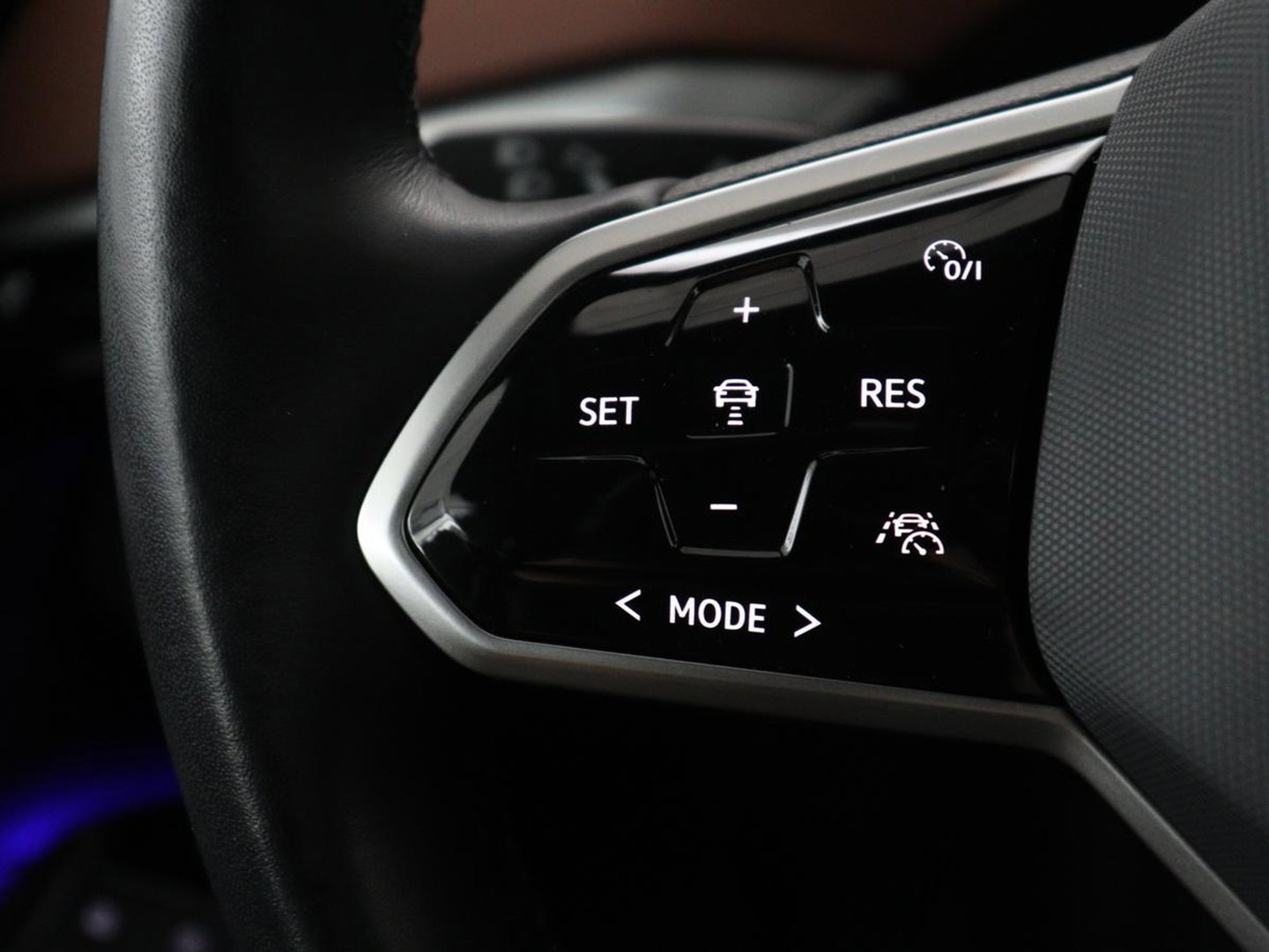 Volkswagen ID.4 Tech 77 kWh | SOH 92,2% | Panorama | 360 Camera | Head up | Virtual cockpit | Sfeerverlichting | Stoel/Stuurverwarming | Adaptive cruise | Carplay | Traffic assist | Climate control | Half leder/velours