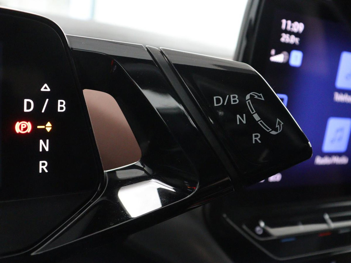 Volkswagen ID.4 Tech 77 kWh | SOH 92,2% | Panorama | 360 Camera | Head up | Virtual cockpit | Sfeerverlichting | Stoel/Stuurverwarming | Adaptive cruise | Carplay | Traffic assist | Climate control | Half leder/velours