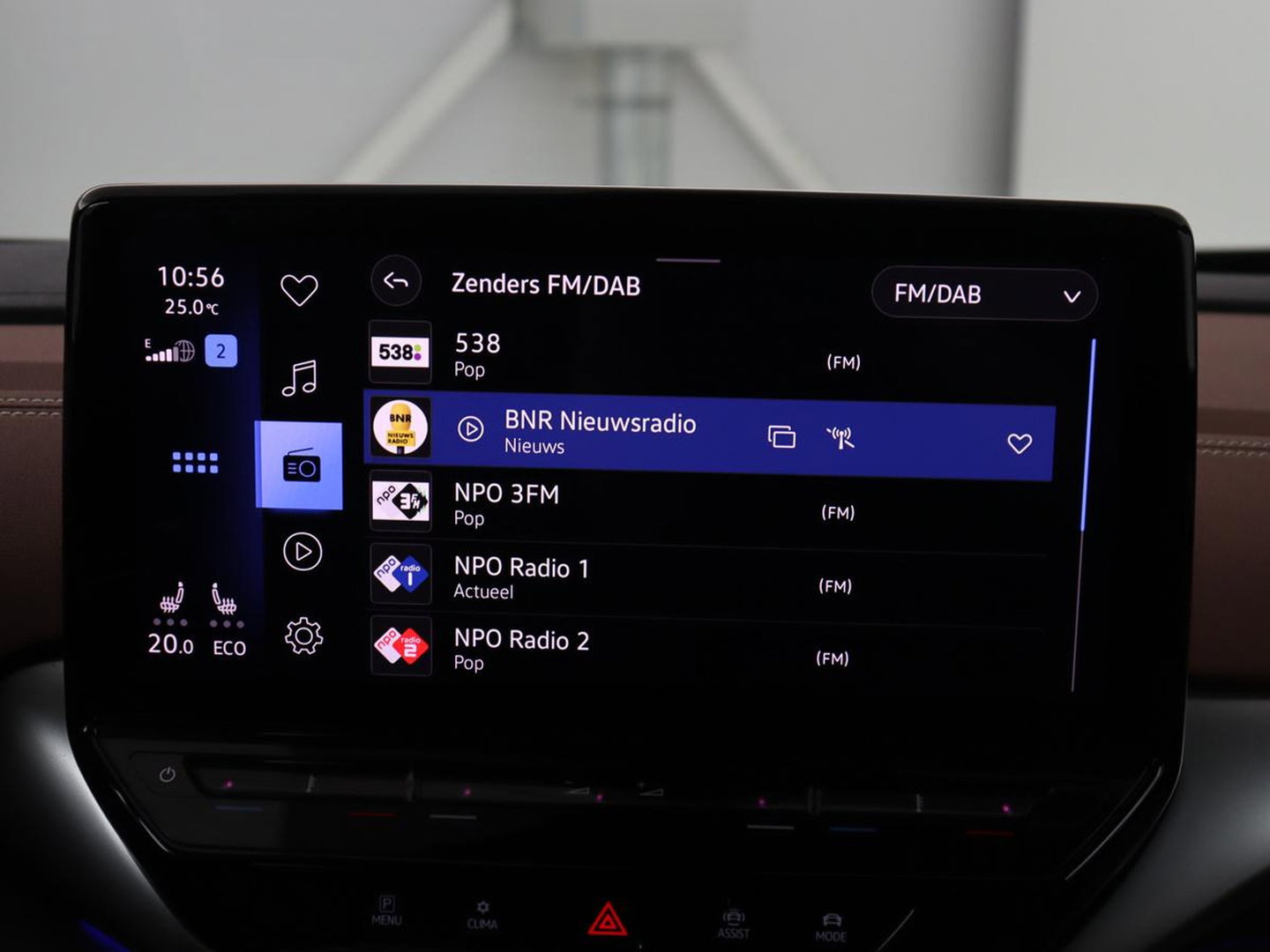 Volkswagen ID.4 Tech 77 kWh | SOH 92,2% | Panorama | 360 Camera | Head up | Virtual cockpit | Sfeerverlichting | Stoel/Stuurverwarming | Adaptive cruise | Carplay | Traffic assist | Climate control | Half leder/velours