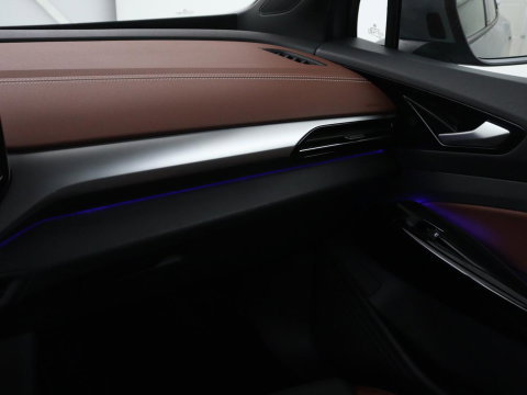 Volkswagen ID.4 Tech 77 kWh | SOH 92,2% | Panorama | 360 Camera | Head up | Virtual cockpit | Sfeerverlichting | Stoel/Stuurverwarming | Adaptive cruise | Carplay | Traffic assist | Climate control | Half leder/velours