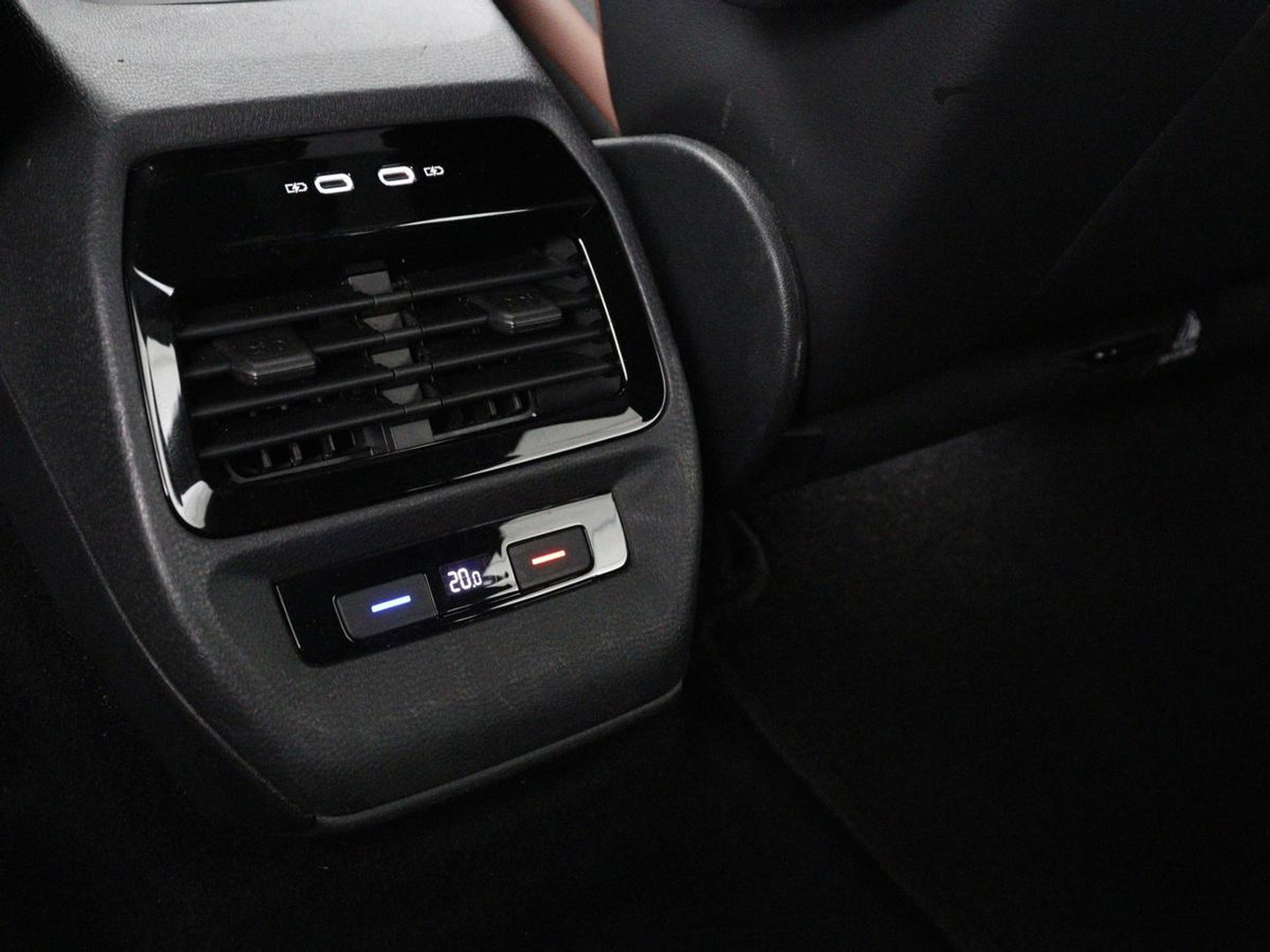 Volkswagen ID.4 Tech 77 kWh | SOH 92,2% | Panorama | 360 Camera | Head up | Virtual cockpit | Sfeerverlichting | Stoel/Stuurverwarming | Adaptive cruise | Carplay | Traffic assist | Climate control | Half leder/velours