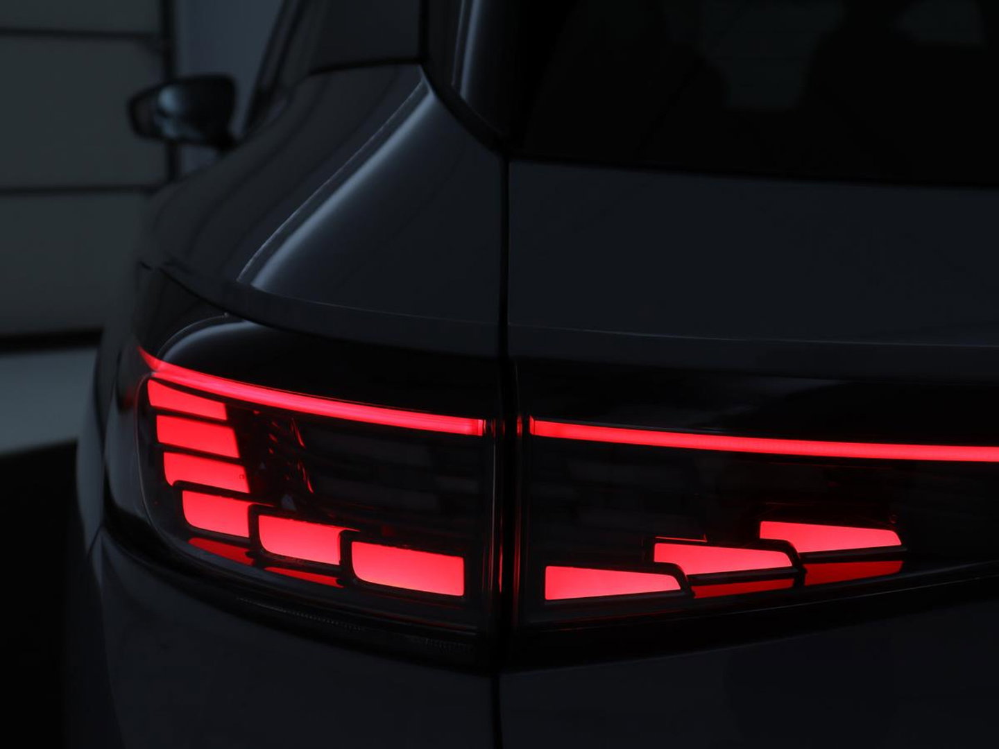Volkswagen ID.4 Tech 77 kWh | SOH 92,2% | Panorama | 360 Camera | Head up | Virtual cockpit | Sfeerverlichting | Stoel/Stuurverwarming | Adaptive cruise | Carplay | Traffic assist | Climate control | Half leder/velours