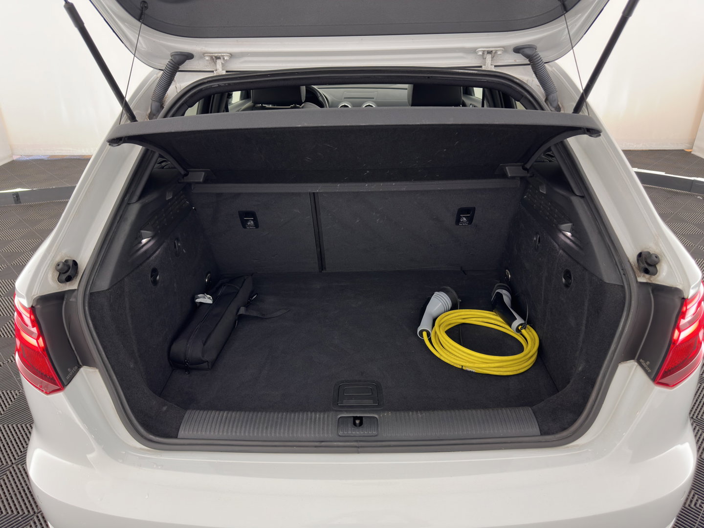 Audi A3 Sportback 1.4 e-tron S-Line Lease Edition (Plug-In) Aut. * PANO | LEATHER-ALCANTARA | BANG/OLUFSEN-AUDIO | DIGI-COCKPIT | HEATED-SPORTSEATS | FULL-LED | KEYLESS | NAVI-FULLMAP | PRIVACY-GLASS | ECC | PDC | ADAPTIVE-CRUISE | 18''ALU*