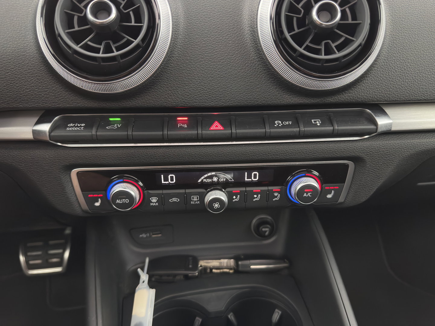 Audi A3 Sportback 1.4 e-tron S-Line Lease Edition (Plug-In) Aut. * PANO | LEATHER-ALCANTARA | BANG/OLUFSEN-AUDIO | DIGI-COCKPIT | HEATED-SPORTSEATS | FULL-LED | KEYLESS | NAVI-FULLMAP | PRIVACY-GLASS | ECC | PDC | ADAPTIVE-CRUISE | 18''ALU*