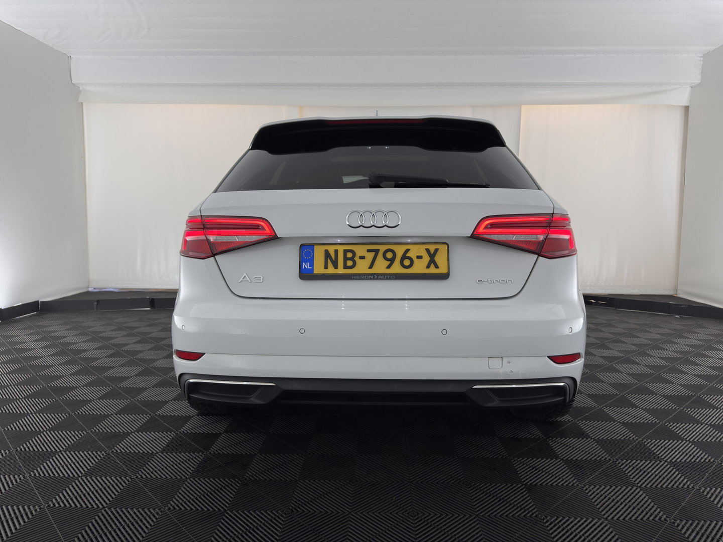 Audi A3 Sportback 1.4 e-tron S-Line Lease Edition (Plug-In) Aut. * PANO | LEATHER-ALCANTARA | BANG/OLUFSEN-AUDIO | DIGI-COCKPIT | HEATED-SPORTSEATS | FULL-LED | KEYLESS | NAVI-FULLMAP | PRIVACY-GLASS | ECC | PDC | ADAPTIVE-CRUISE | 18''ALU*