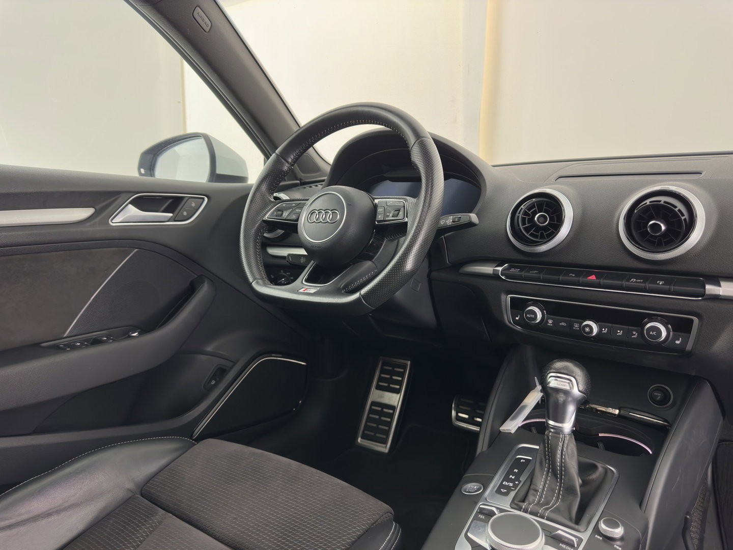 Audi A3 Sportback 1.4 e-tron S-Line Lease Edition (Plug-In) Aut. * PANO | LEATHER-ALCANTARA | BANG/OLUFSEN-AUDIO | DIGI-COCKPIT | HEATED-SPORTSEATS | FULL-LED | KEYLESS | NAVI-FULLMAP | PRIVACY-GLASS | ECC | PDC | ADAPTIVE-CRUISE | 18''ALU*