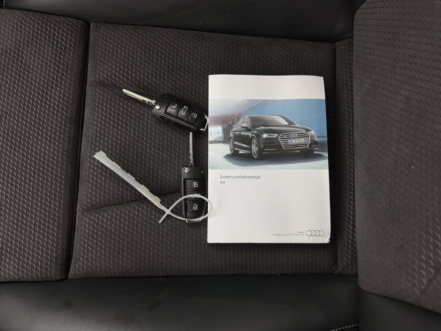Audi A3 Sportback 1.4 e-tron S-Line Lease Edition (Plug-In) Aut. * PANO | LEATHER-ALCANTARA | BANG/OLUFSEN-AUDIO | DIGI-COCKPIT | HEATED-SPORTSEATS | FULL-LED | KEYLESS | NAVI-FULLMAP | PRIVACY-GLASS | ECC | PDC | ADAPTIVE-CRUISE | 18''ALU*