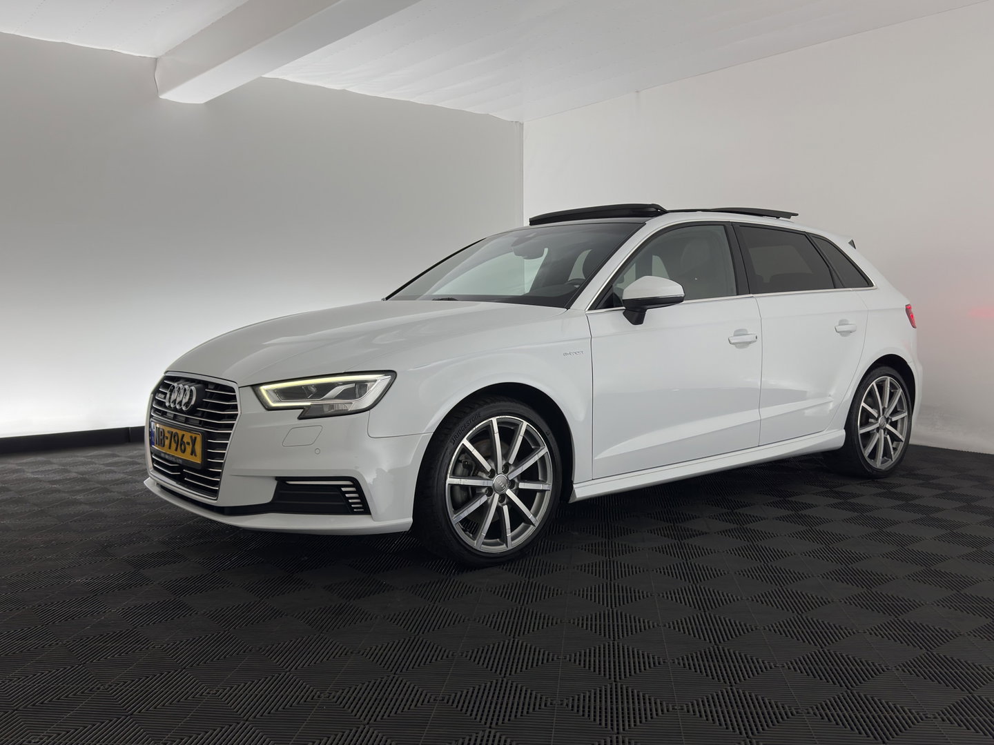 Audi A3 Sportback 1.4 e-tron S-Line Lease Edition (Plug-In) Aut. * PANO | LEATHER-ALCANTARA | BANG/OLUFSEN-AUDIO | DIGI-COCKPIT | HEATED-SPORTSEATS | FULL-LED | KEYLESS | NAVI-FULLMAP | PRIVACY-GLASS | ECC | PDC | ADAPTIVE-CRUISE | 18''ALU*