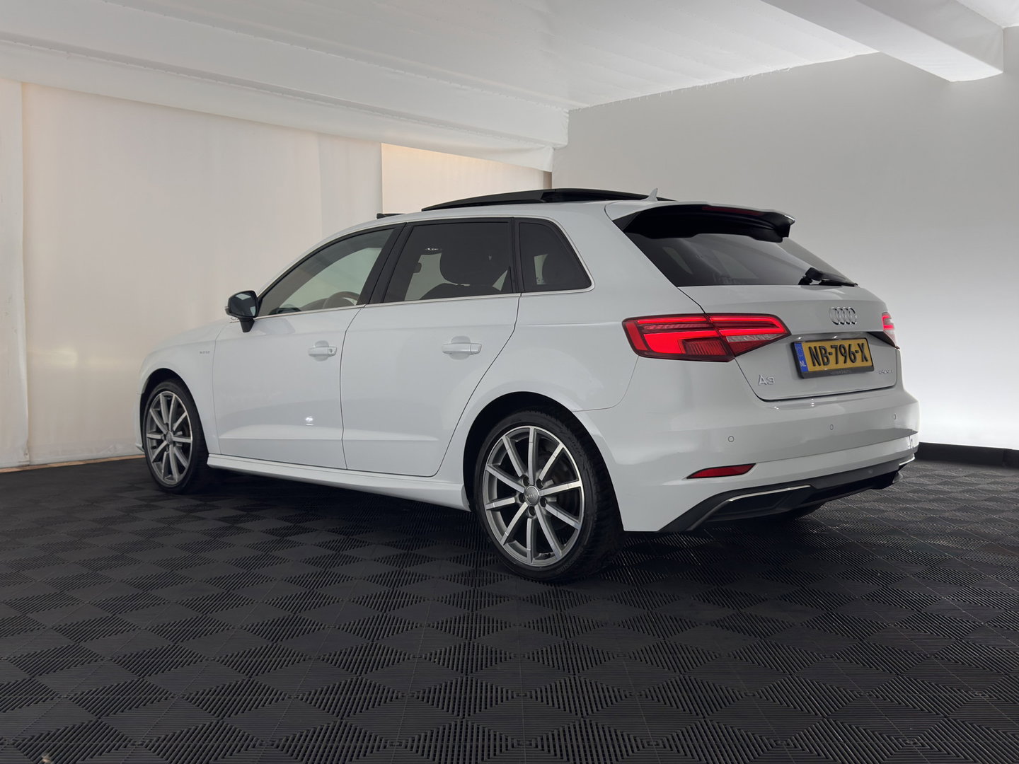 Audi A3 Sportback 1.4 e-tron S-Line Lease Edition (Plug-In) Aut. * PANO | LEATHER-ALCANTARA | BANG/OLUFSEN-AUDIO | DIGI-COCKPIT | HEATED-SPORTSEATS | FULL-LED | KEYLESS | NAVI-FULLMAP | PRIVACY-GLASS | ECC | PDC | ADAPTIVE-CRUISE | 18''ALU*