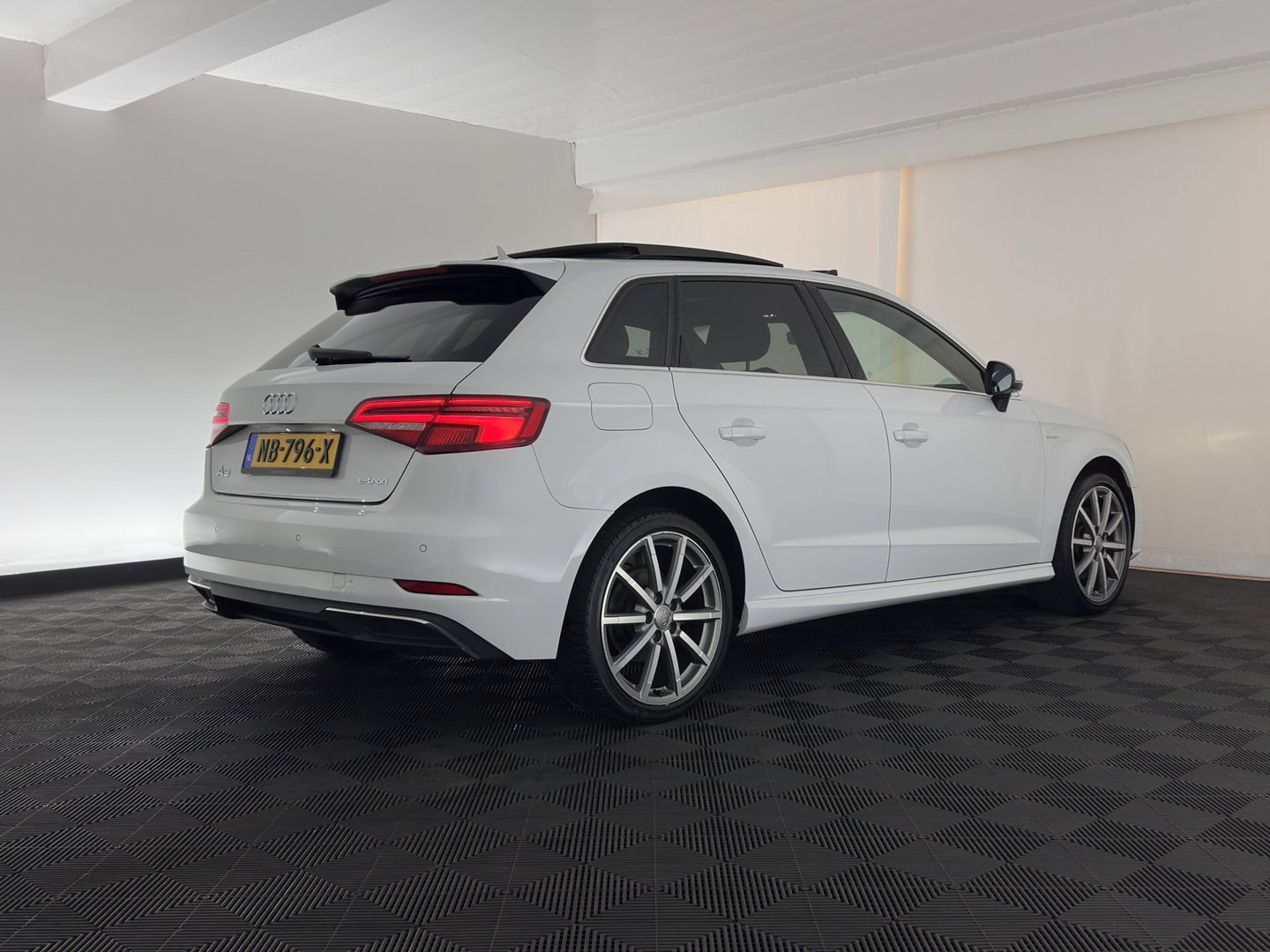 Audi A3 Sportback 1.4 e-tron S-Line Lease Edition (Plug-In) Aut. * PANO | LEATHER-ALCANTARA | BANG/OLUFSEN-AUDIO | DIGI-COCKPIT | HEATED-SPORTSEATS | FULL-LED | KEYLESS | NAVI-FULLMAP | PRIVACY-GLASS | ECC | PDC | ADAPTIVE-CRUISE | 18''ALU*