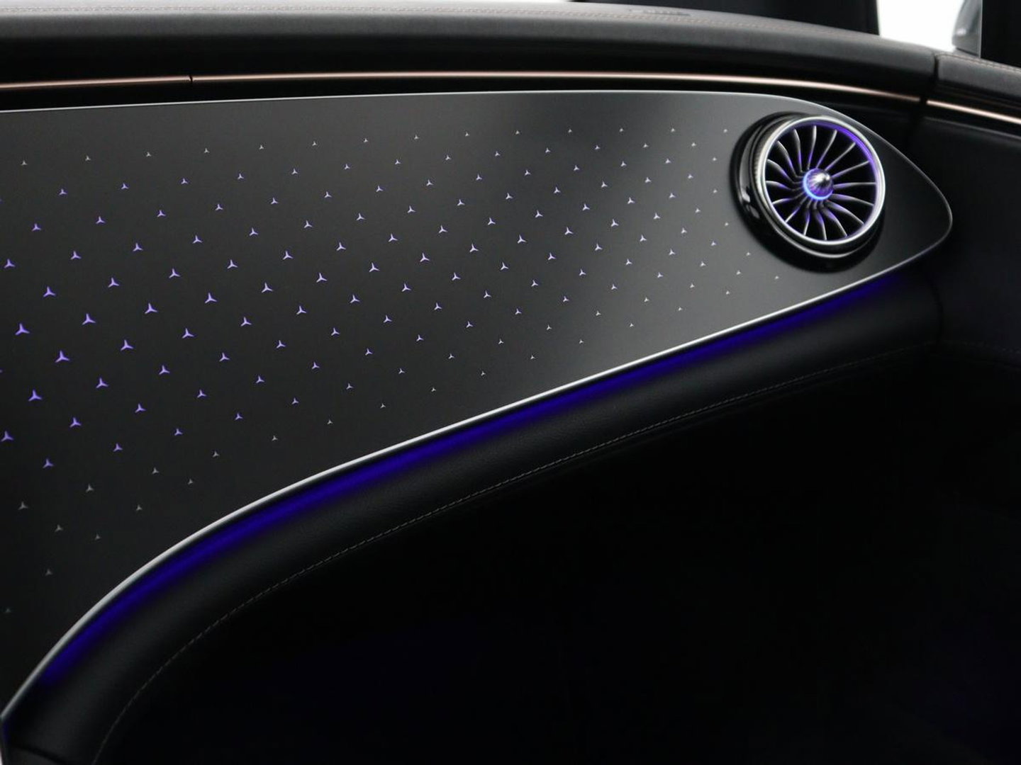 Mercedes-Benz EQE 300 Business Line 89 kWh SOH 95,8 | Panoramadak | Adaptive cruise | Burmester | Leder | Camera | Carplay | Warmtepomp | Stoelverwarming | Sfeerverlichting | Botspreventie
