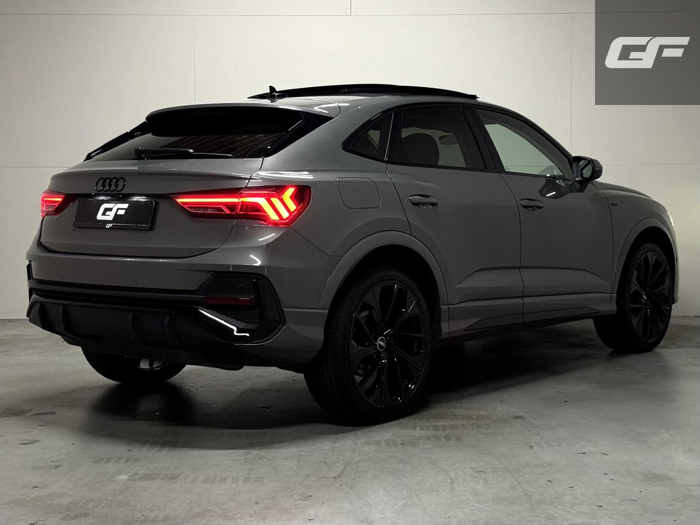 Audi Q3 45 TFSIe Black Edition S-line Pano Memory 360° Sfeer Virtual