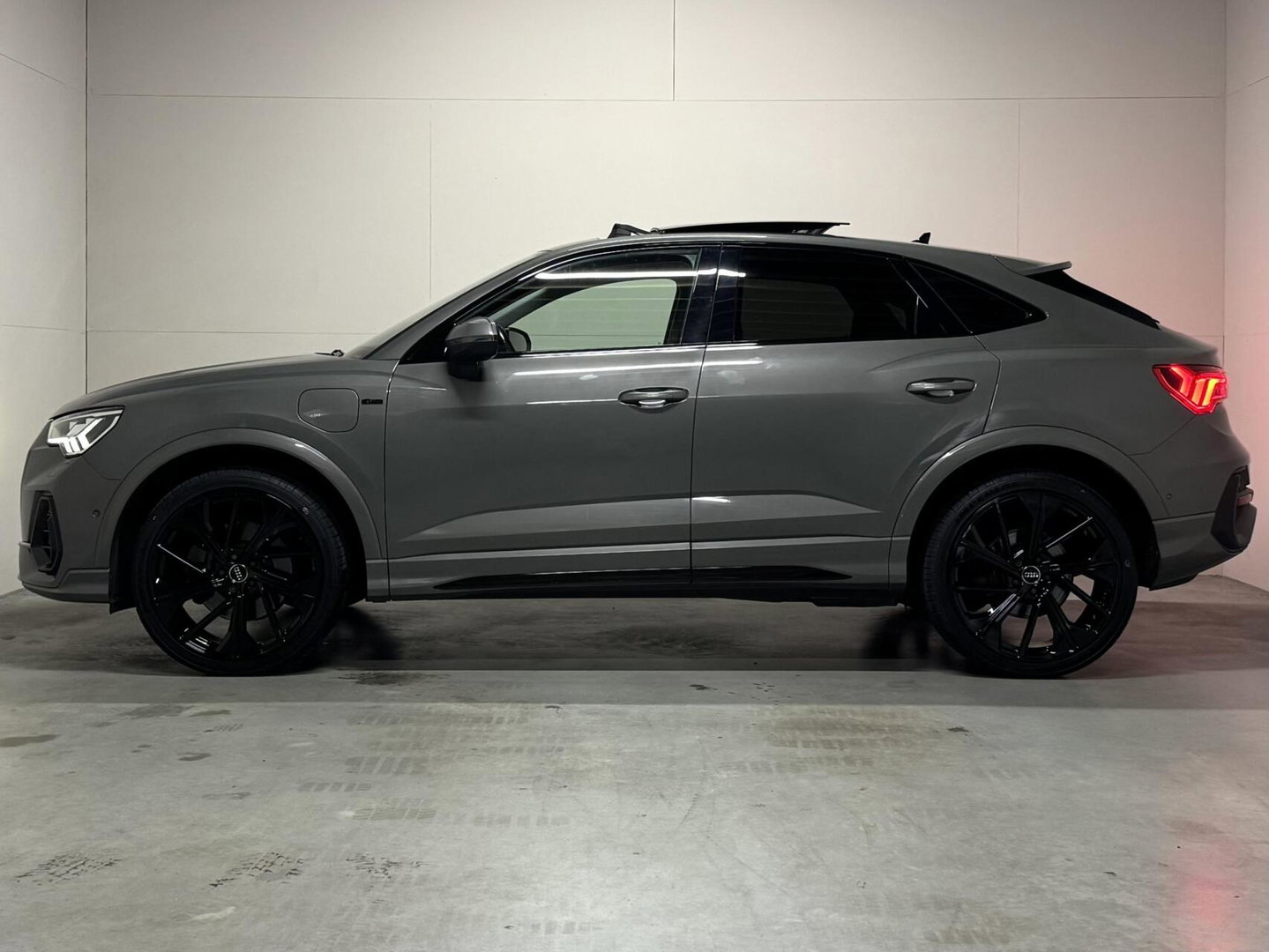 Audi Q3 45 TFSIe Black Edition S-line Pano Memory 360° Sfeer Virtual