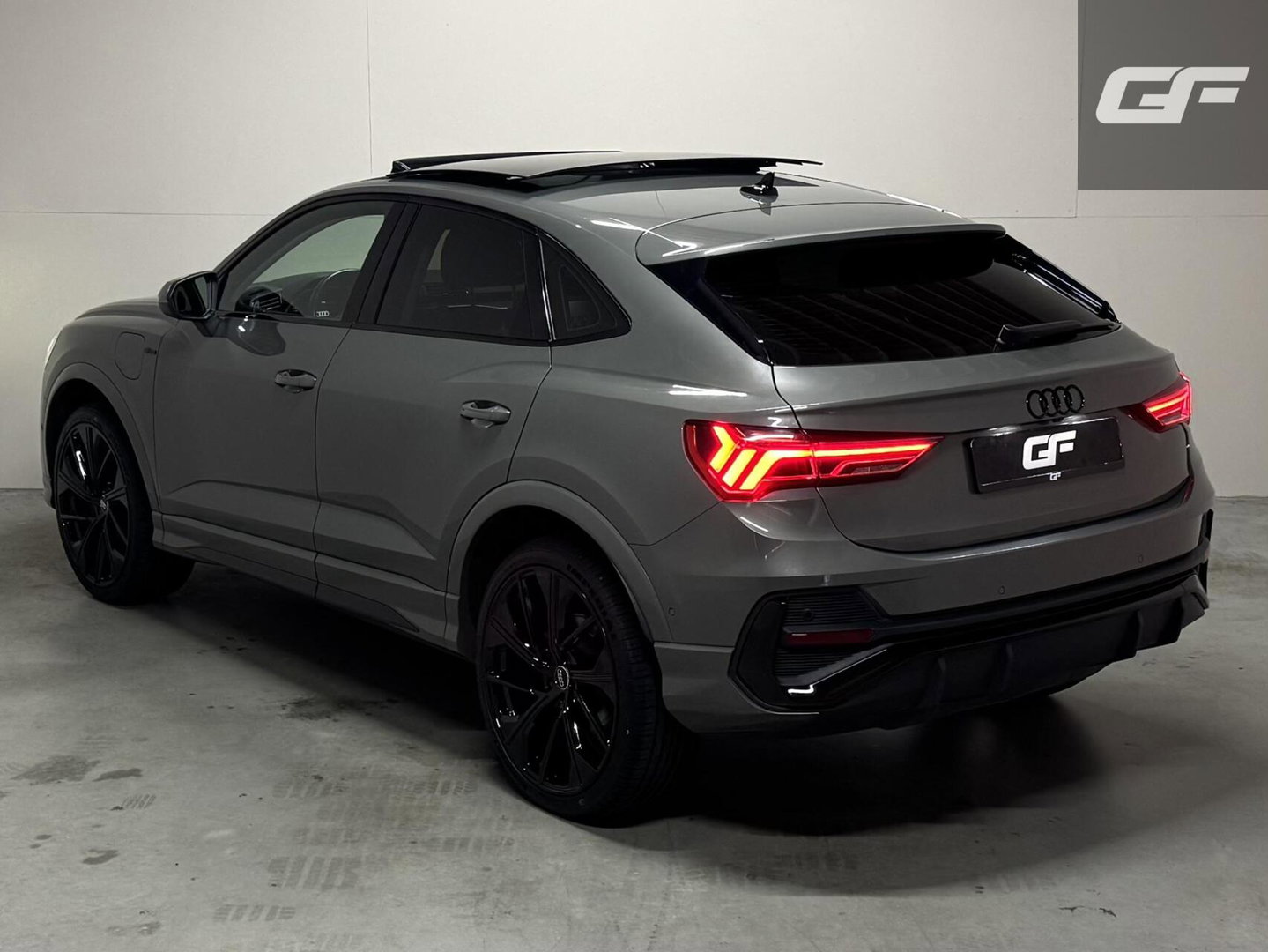 Audi Q3 45 TFSIe Black Edition S-line Pano Memory 360° Sfeer Virtual